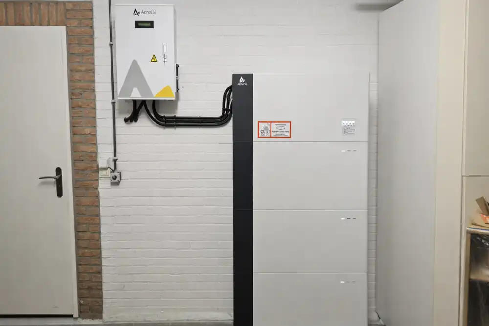 Omvormer en batterij aan de muur van een woning